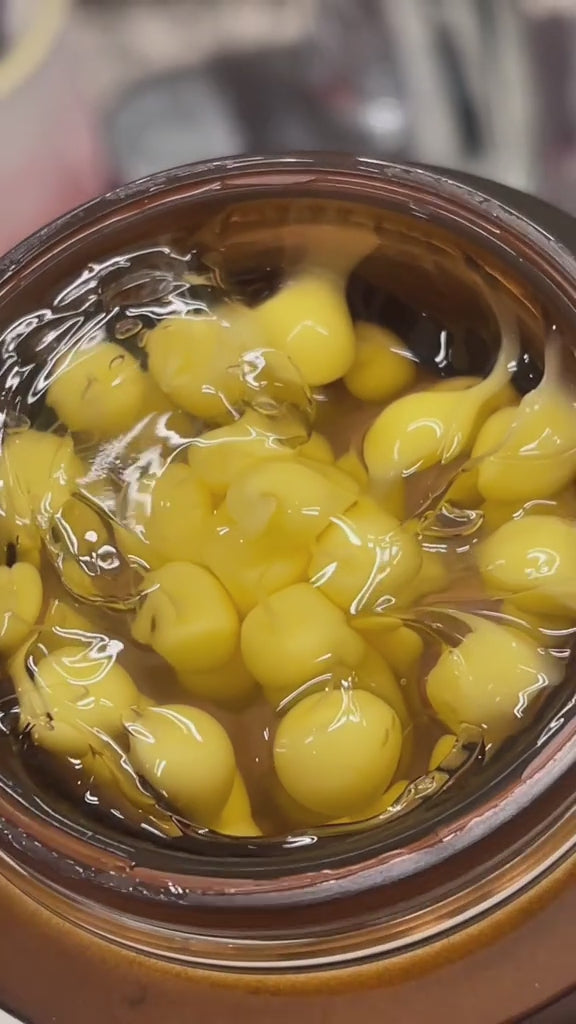 Gel encapsulé Lunara — billes de vitamine c et niacinamide dans un pot , texture hydratante illuminatrice 